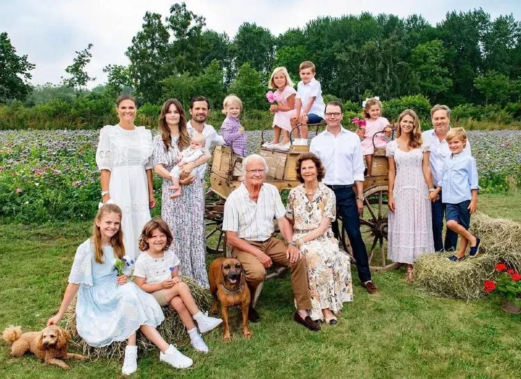 Три поколения: опубликован новый портрет королевской семьи Швеции в полном составе