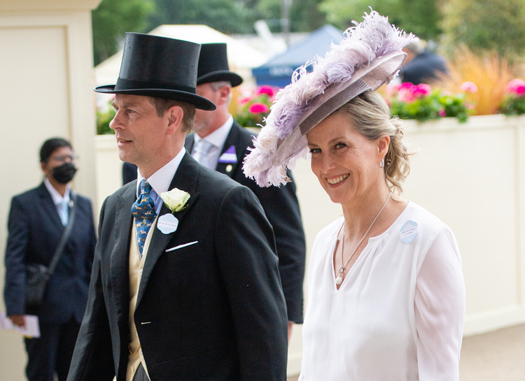 Второй день Royal Ascot: принц Эдвард, Софи Уэссекская, принц Чарльз и другие гости скачек