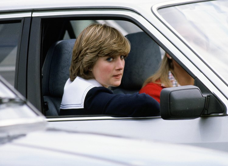 Cвадебный подарок принца Чарльза: автомобиль принцессы Дианы выставлен на аукцион