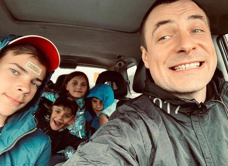 Евгений Цыганов впервые рассказал, как и чем живут восемь его детей: "Любой может заявить, что он – любимчик"