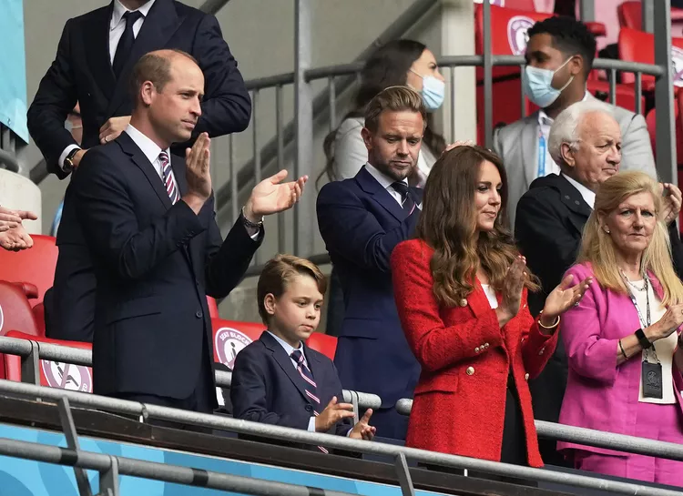 Кейт Миддлтон и принц Уильям с принцем Джорджем посетили матч сборной Англии на Евро-2020