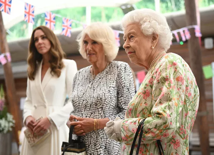 Три поколения: Елизавета II, герцогиня Камилла и Кейт Миддлтон встретились с членами G7