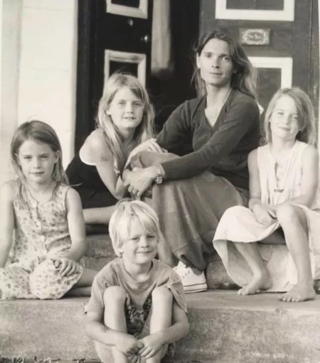 Первая жена графа Чарльза Спенсера Виктория Эйткен с детьми: Китти, Элизой, Амелией и Луи