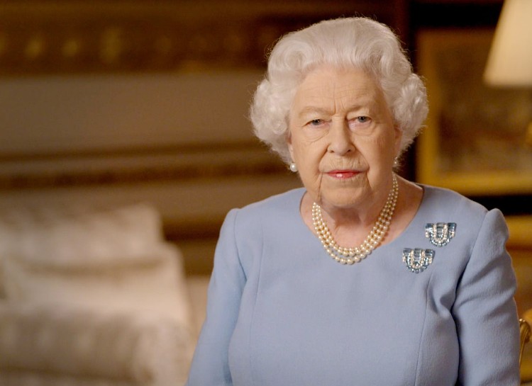 Вопреки всему: королева Елизавета II продолжает хранить портрет принца Гарри и Меган Маркл