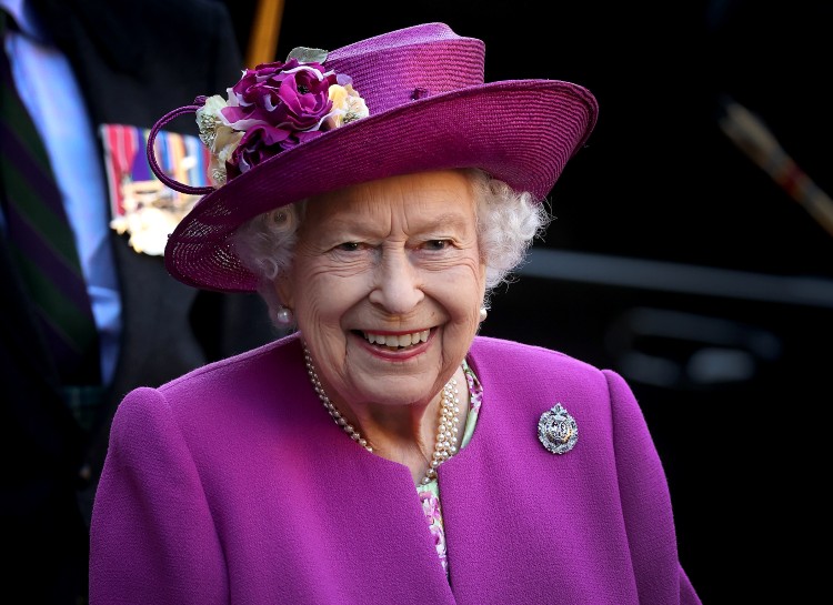 Елизавета II встретилась с премьер-министром Шотландии и посетила музей шотландских горцев