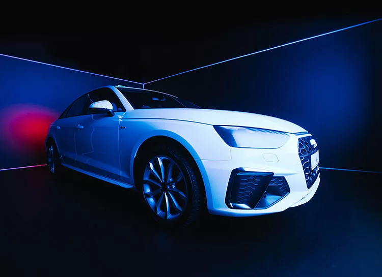 Обновленный Audi A4 раскрывает талант двигаться к цели в прогрессивно-виртуальном пространстве Audi в универмаге "Цветной"