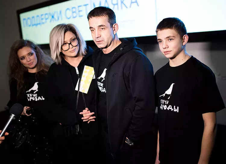 Дмитрий Певцов и Ольга Дроздова с детьми, Джаник Файзиев с дочерью и другие гости благотворительного спектакля