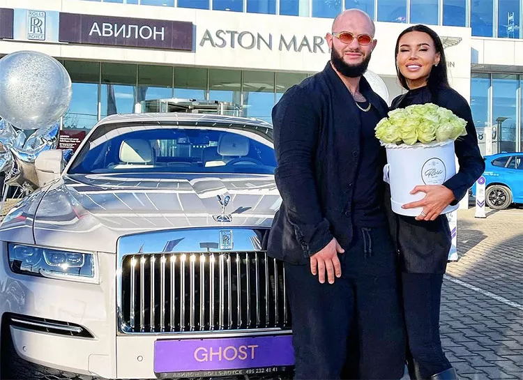"На просто так": Джиган подарил Оксане Самойловой автомобиль стоимостью более 30 миллионов рублей
