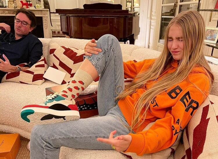 Сын Натальи Водяновой Лукас подарил сестре на день рождения кроссовки своего бренда: видео