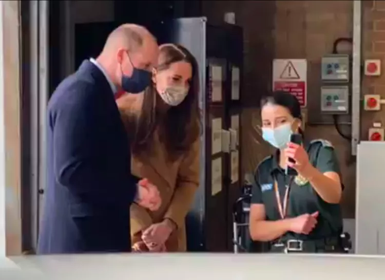 Модное дежавю: Кейт Миддлтон и принц Уильям посетили станцию скорой помощи в Лондоне