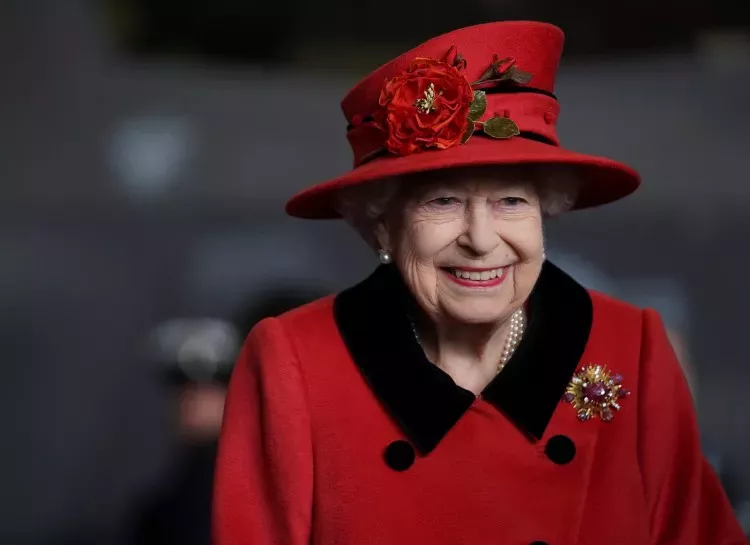 Елизавета II отдала дань уважения покойному мужу во время визита на авианосец Queen Elizabeth