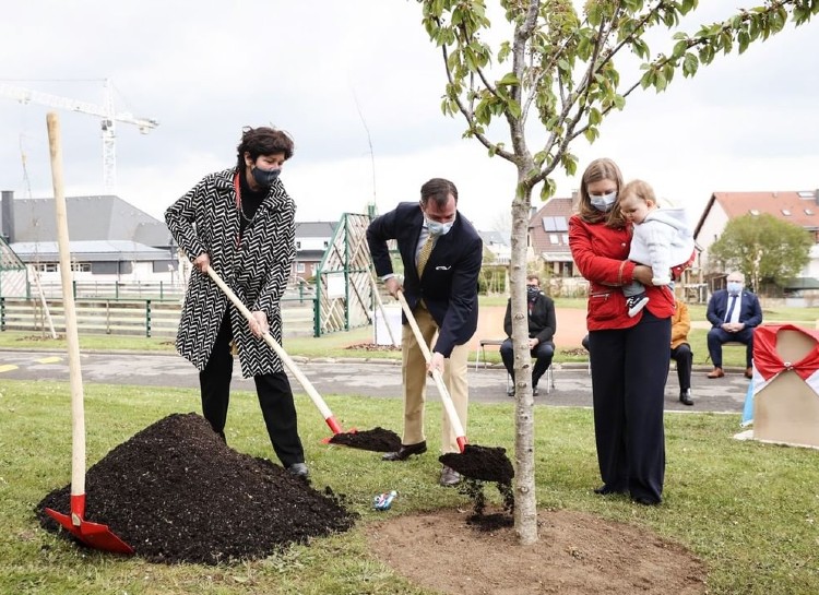 Наследный принц Люксембурга Гийом и принцесса Стефания посадили дерево в честь дня рождения сына