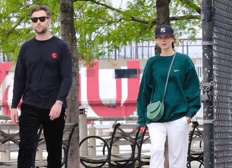 На спортивном: Дженнифер Лоуренс и Кук Мэруни на прогулке в Нью-Йорке