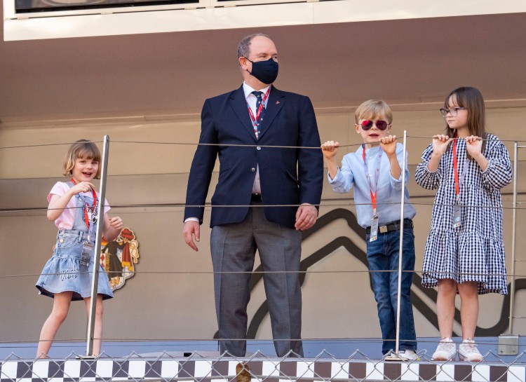 Главные болельщики: принц Монако Альбер II с близнецами и их кузиной на чемпионате мира "Формула E"