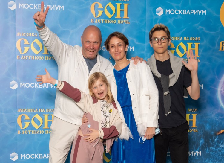 Алексей Кортнев с семьей, Катерина Шпица, Наталья Бочкарева и другие на премьере мюзикла на воде