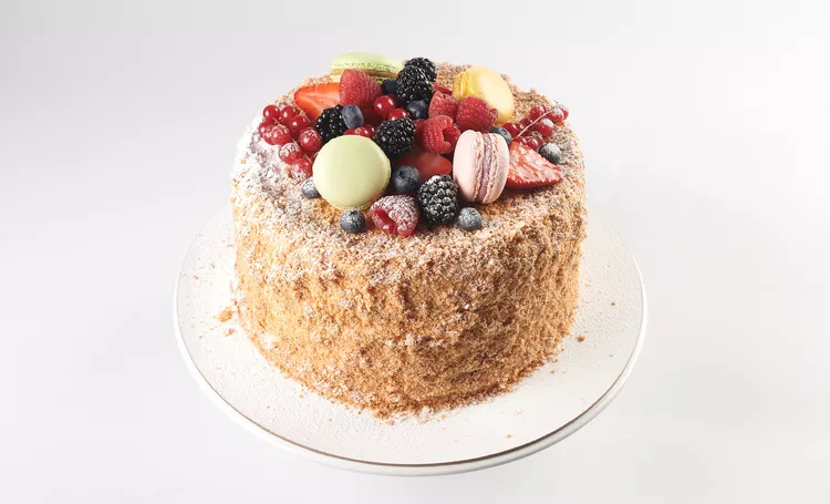 К семейному застолью: рецепт торта Наполеон от Юлии Высоцкой