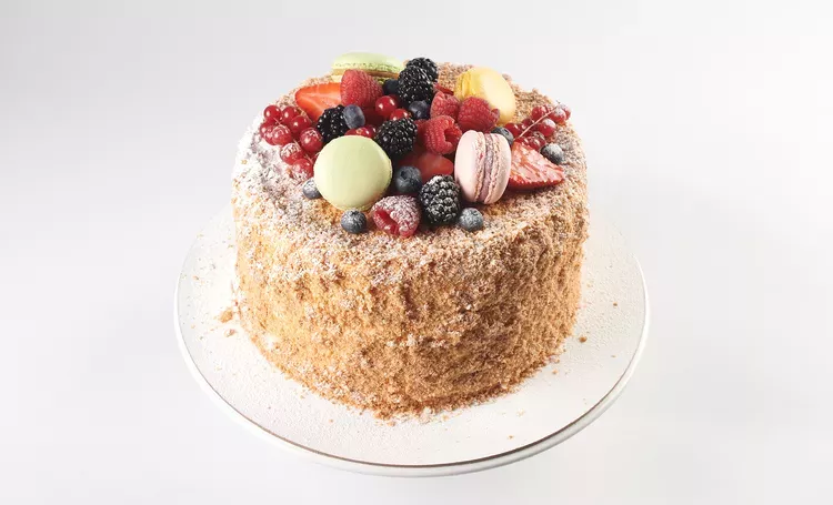 К семейному застолью: рецепт торта Наполеон от Юлии Высоцкой | HELLO! Russia