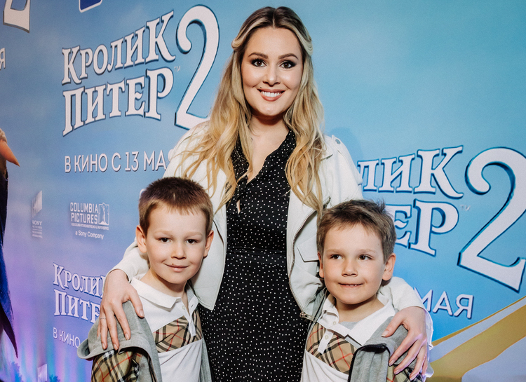 Мария Кожевникова с детьми, Марина Кравец и другие на премьере фильма "Кролик Питер 2"