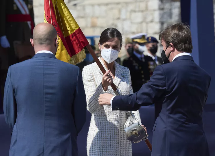 Королева Летиция посетила церемонию передачи флага в платье, которое надевала 15 лет назад