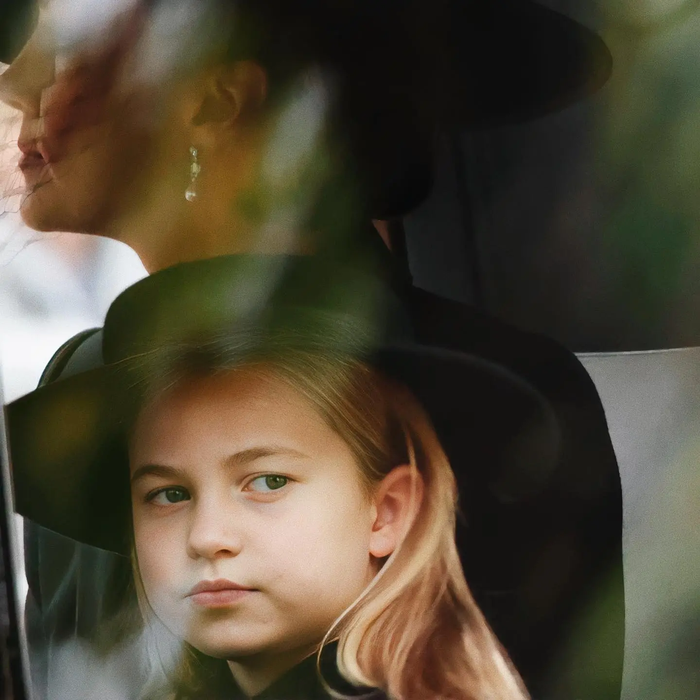 7-летняя Шарлотта Уэльская присоединилась сегодня к 9-летнему брату Джорджу и своим родителям, чтобы проводить прабабушку в последний путь 🖤