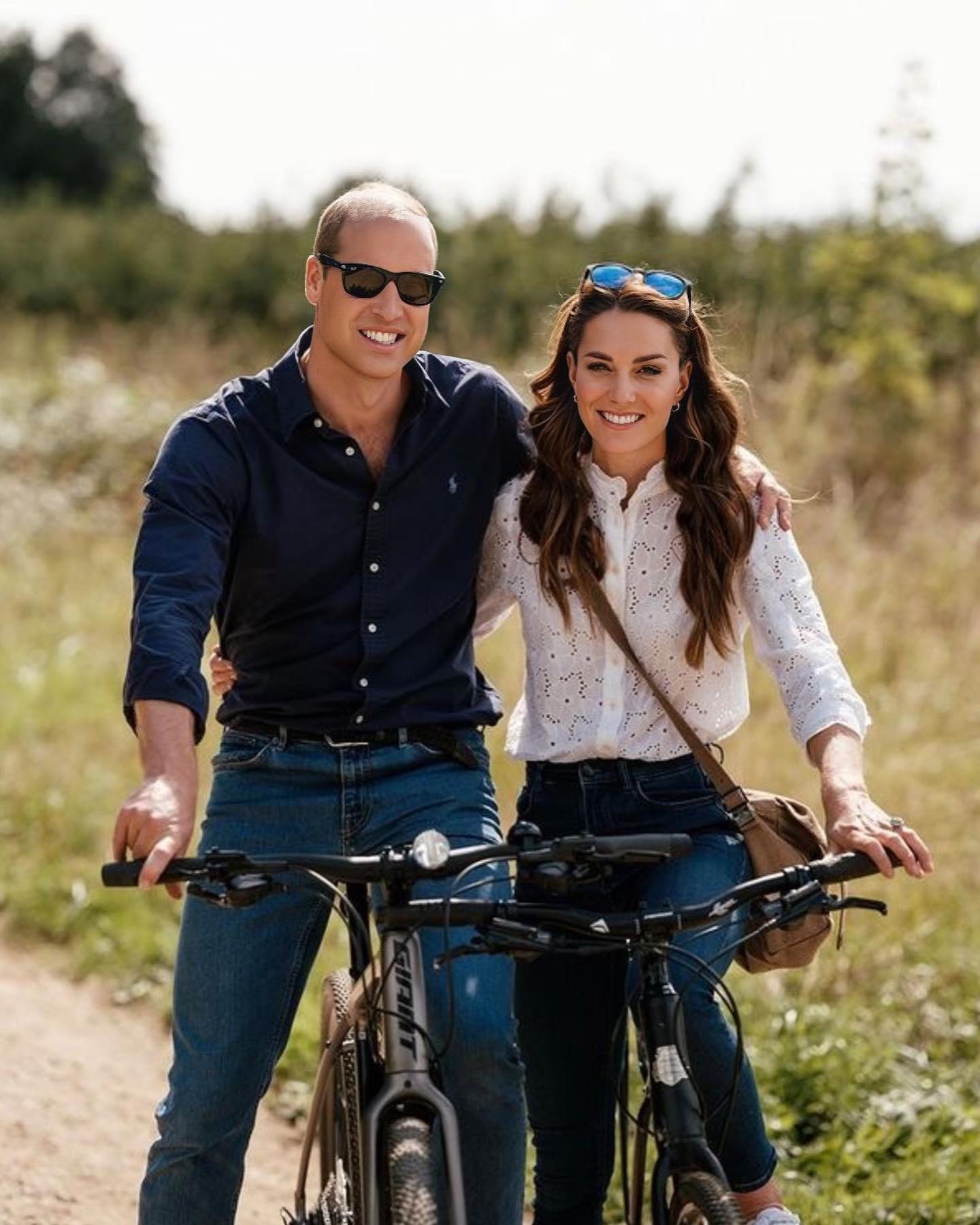 Принц и принцесса Уэльские поделились новым совместным снимком по случаю 12-ой годовщины со дня свадьбыВ этот самый день, 29 апреля, 12 лет назад Кейт и Уильям произнесли клятвы верности на церемонии в Вестминстерском аббатстве, за которой следил весь мир.Вспоминаем самые забавные забавные моменты церемонии по ссылке в описании👉🏻 @hello__ru #hello_ru #hello_russia