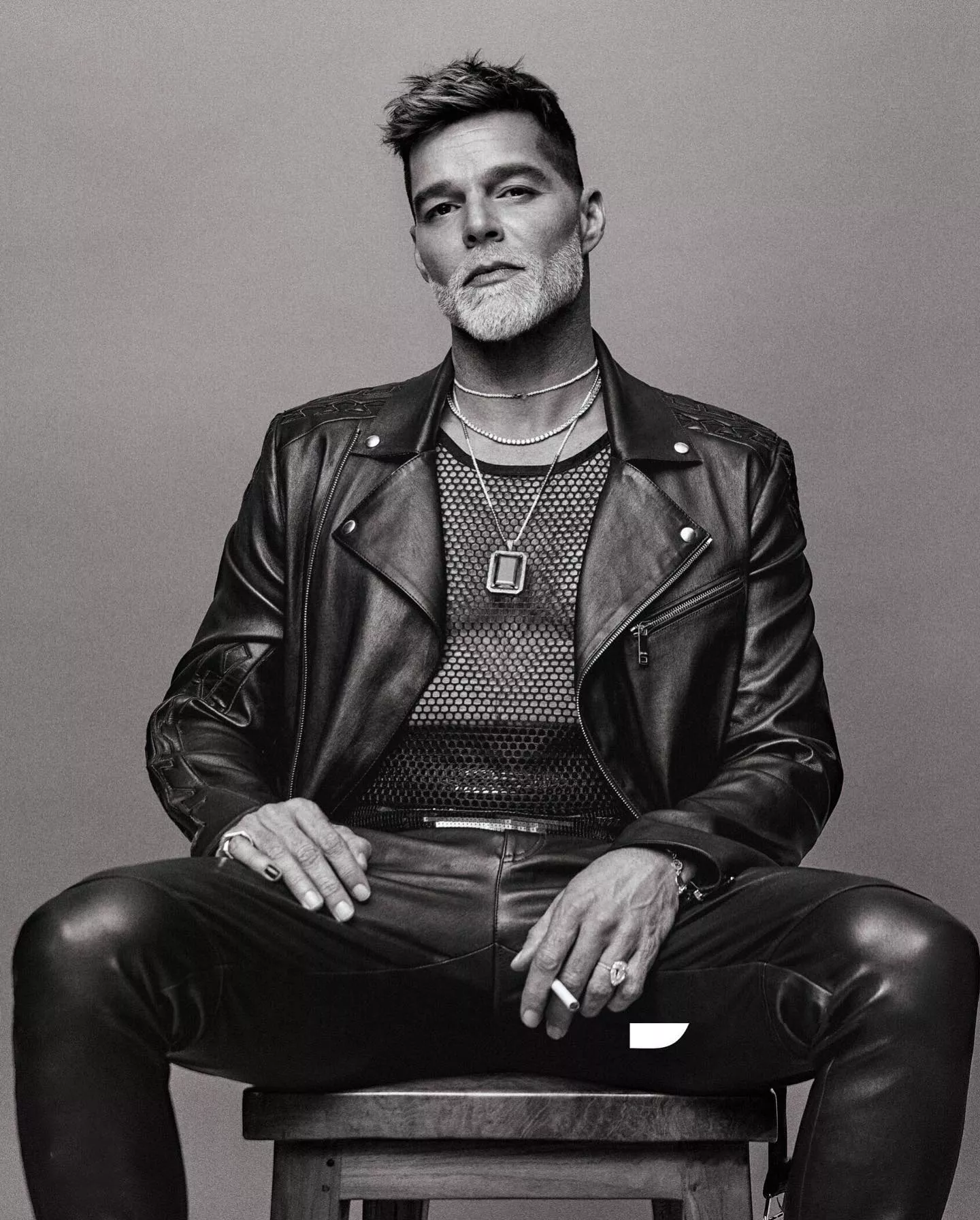 Рики Мартин оказался в центре скандала — звезду обвиняют в домашнем насилии 😳Неизвестный мужчина обвинил певца в жестоком обращении. Всю прошлую неделю полиция Пуэрто-Рико пыталась вручить Мартину ордер, запрещающий ему приближаться и выходить на связь с заявителем. Больше подробностей читайте по ссылке в описании👉🏻 @hello__ru #hello_ru #hello_russia