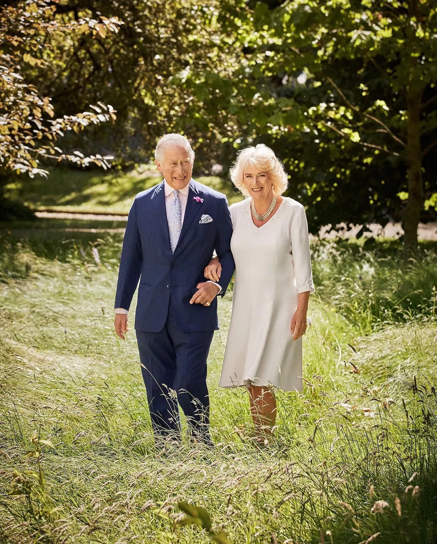 Сегодня будущей королеве Великобритании Камилле исполнилось 75 лет!Для одних она — разлучница», не оставившая принцессе Диане шансов на семейное счастье, для других — любящая женщина, выстрадавшая свое место рядом с принцем Чарльзом. Рассказываем, как Камилла вышла замуж за своего принца, несмотря ни на что по ссылке в описании👉🏻 @hello__ru #hello_ru #hello_russia