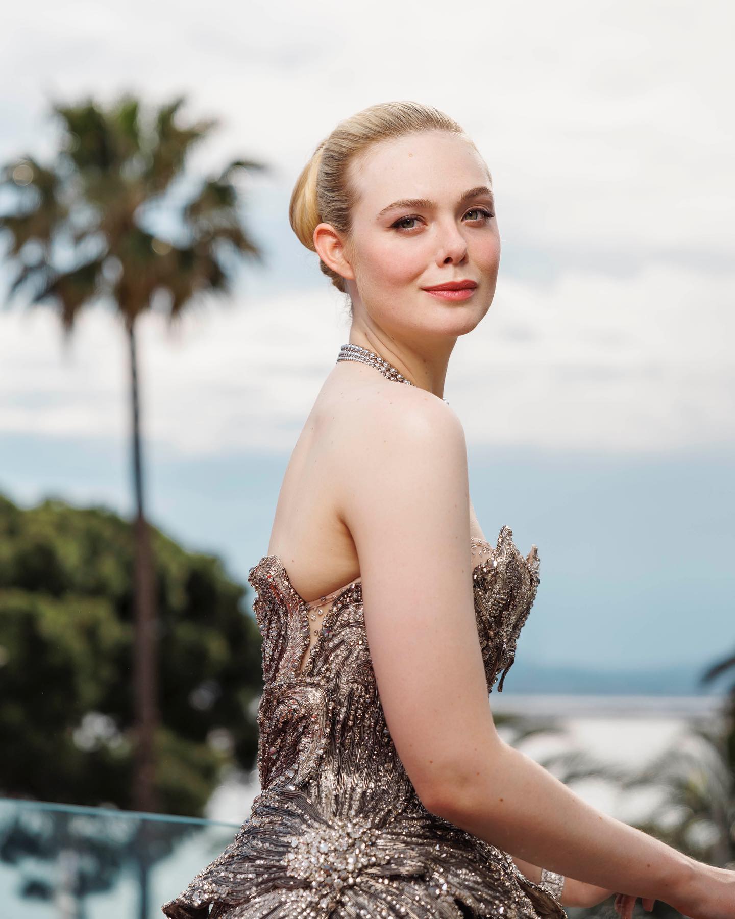 Эль Фаннинг в кастомном платье принцессы от Alexander McQueen и украшениях Cartier на открытии 76-го Каннского кинофестиваля 🤍@hello__ru #hello_ru #hello_russia