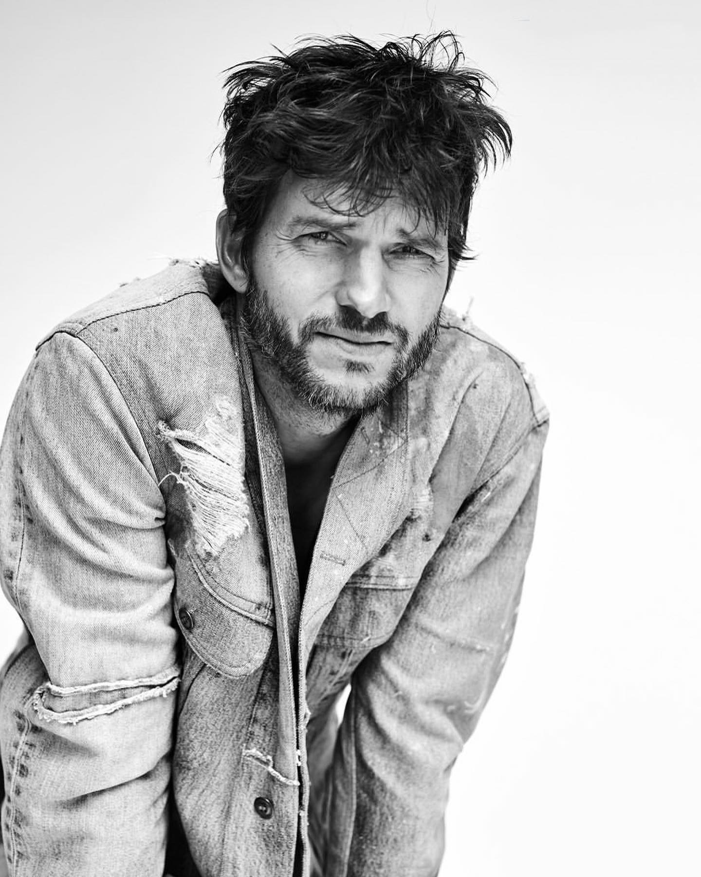 Слегка помятый Эштон Катчер для американской версии Esquire 🖤В интервью изданию Эштон подробно рассказал о личном, в том числе, об отношениях с бывшей супругой Деми Мур. По словам актера, ему было трудно исполнять роль отчима. Подробности читайте по ссылке в описании👉🏻 @hello__ru #hello_ru #hello_russia