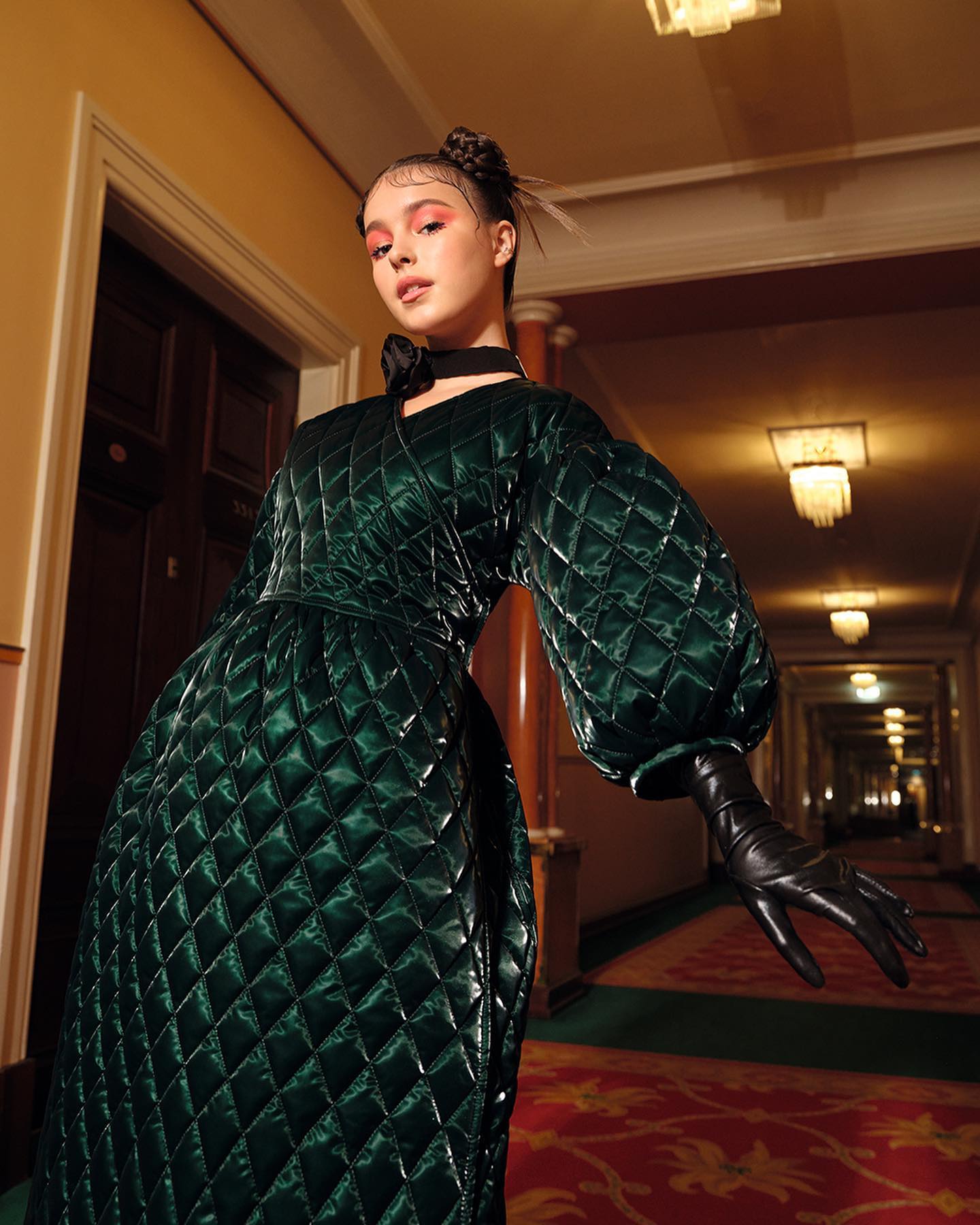 Фигуристка Анна Щербакова к своим восемнадцати годам выиграла чемпионат мира и Олимпиаду. Из-за травмы сейчас она не выступает на соревнованиях, но реализует себя в других проектах.  О жизни вне ледовой площадки, интересе к футболу и участии в шоу «Ледниковый период» Анна рассказала в совместном проекте HELLO и платежной системы «Мир». Читайте по ссылке в описании👉🏻 @hello__ru #hello_ru #hello_russia Фото: Алена Никифорова/@sunny_blossomСтиль: Виктория Старцева/@vikastarcevaМакияж: Кирилл Шабалин/@kirillshabalin Причёска: Светлана Шайда/@s_shaydaПродюсер: Ольга Закатова/@olga__zakatova Ассистент фотографа: Павел Веденькин, Михаил Вонотков/@kometa_rentАссистент стилиста: Ирина Морозова/@obssesssionАссистент продюсера: Елизавета Кондакова/@kondakovali_