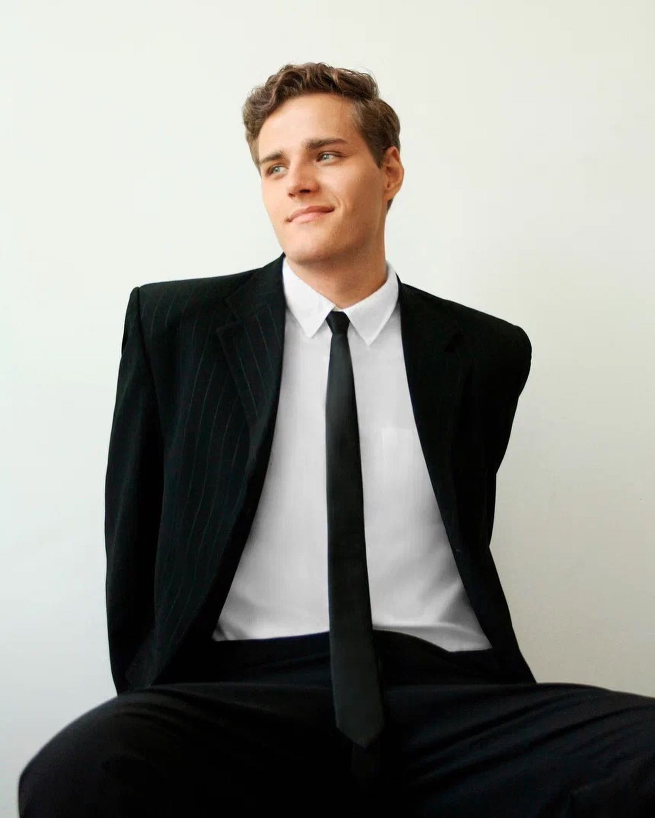 Маркетинговое агентство Яна Трунцева @yan_truntsev HMF Agency @hmf_agency специализируется на работе с артистами и успешно существует на рынке уже почти десять лет. О тонкостях работы со звездами Ян рассказал в интервью HELLO! Читайте по ссылке в описании👉🏻 @hello__ru #hello_ru #hello_russiaPhoto and style @mitrakovlm