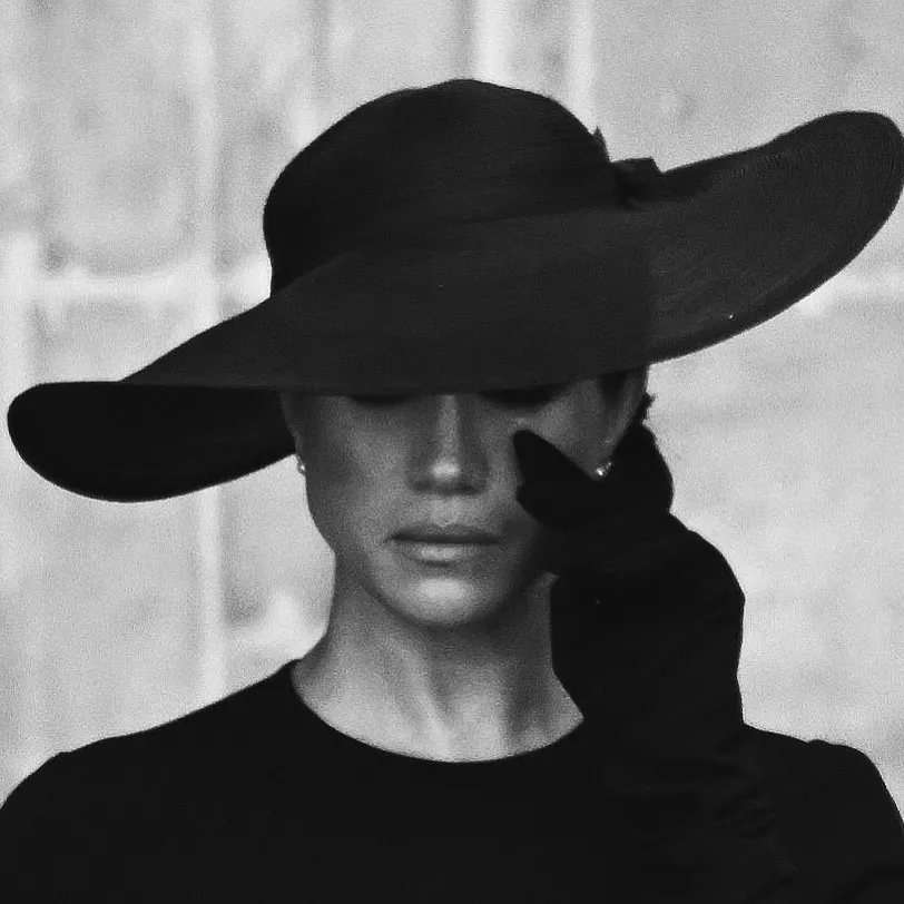 Вопреки прогнозам, Меган Маркл все же появилась на церемонии прощания с королевой Великобритании Елизаветой, ушедшей из жизни 8 сентября