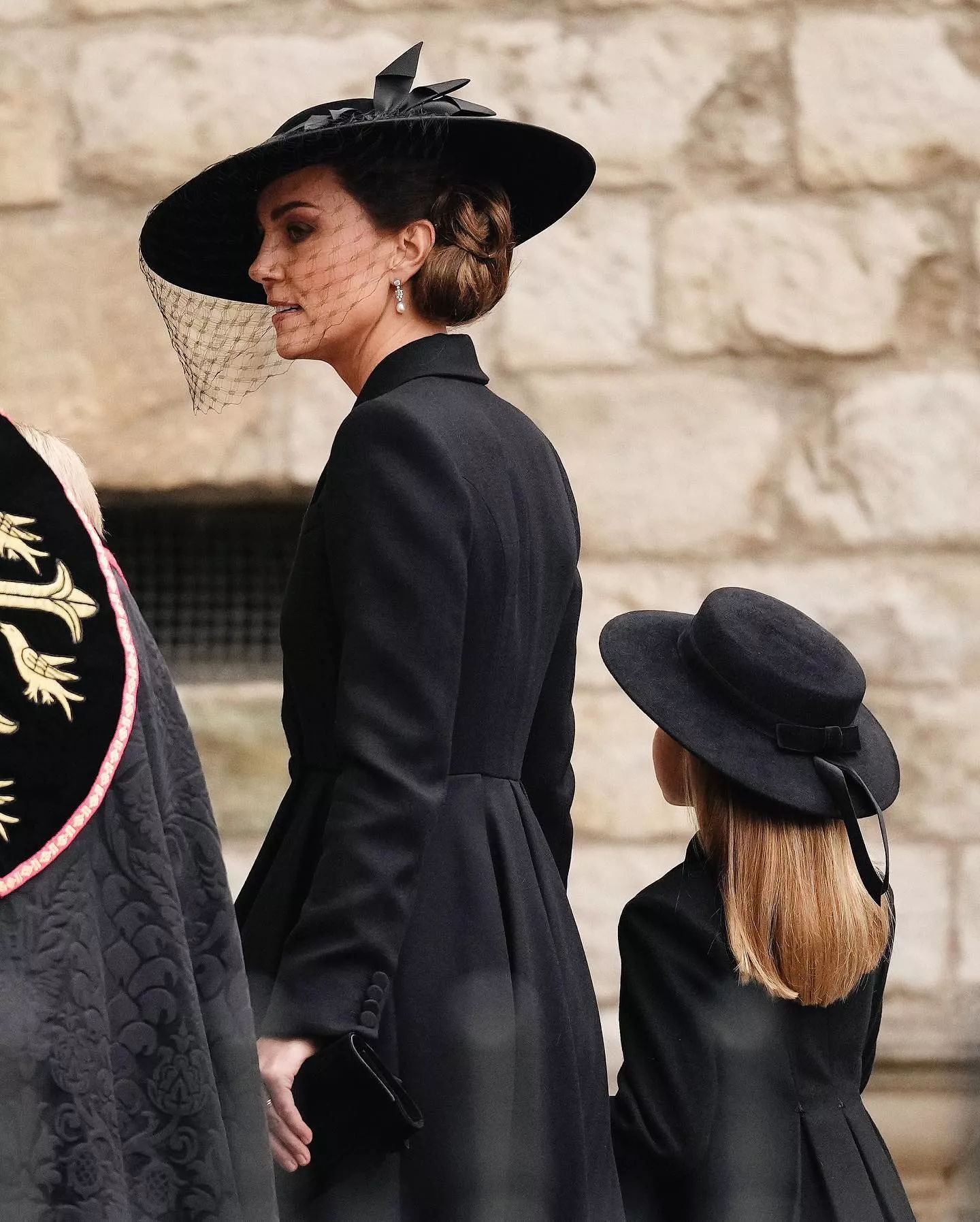 Прямо сейчас в Лондоне проходит церемония прощания с королевой Великобритании, которая ушла из жизни 8 сентября. Вслед за десятками мировых политиков в Вестминстерское аббатство прибыли и члены королевской семьи. @hello__ru #hello_ru #hello_russia