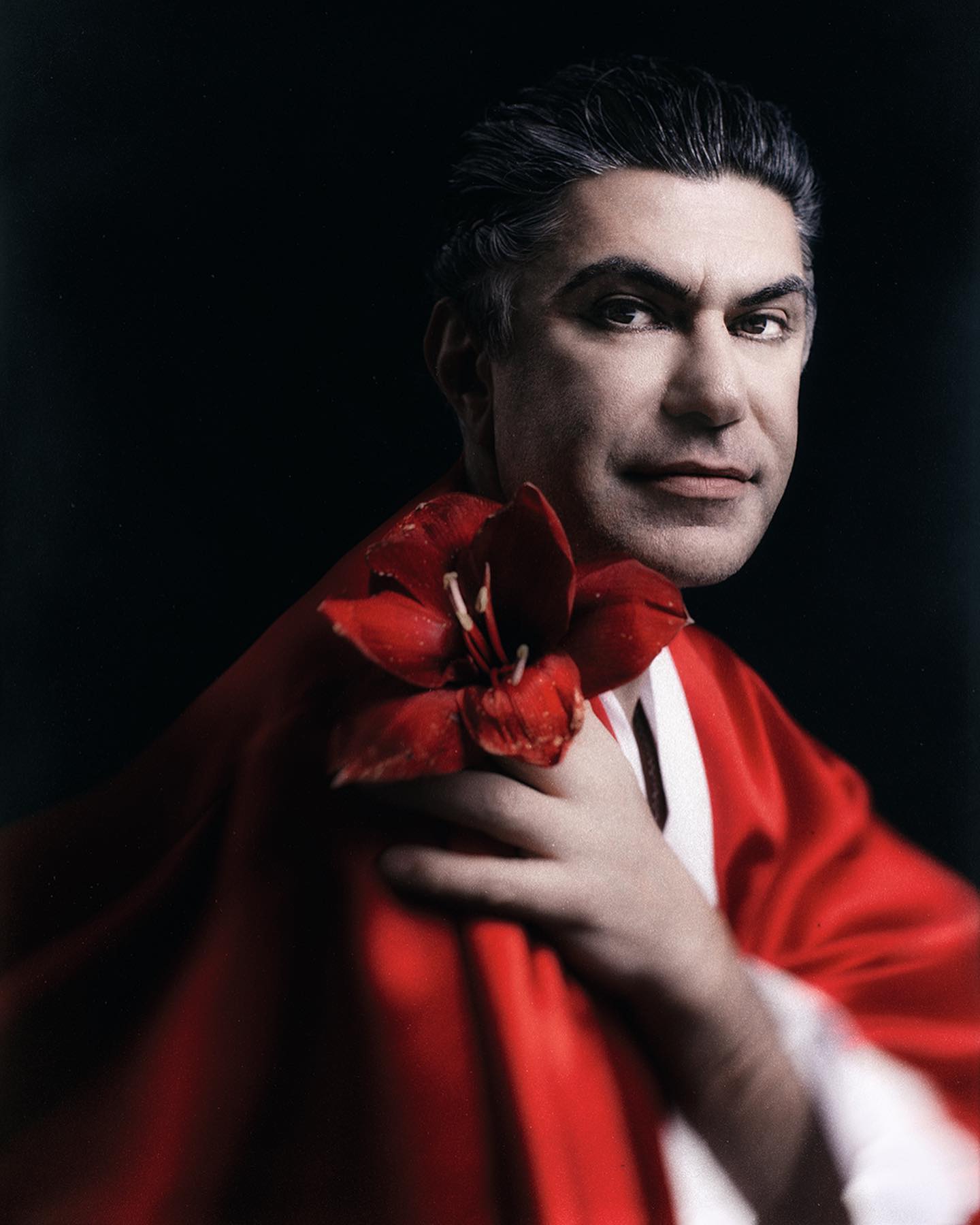 Магический Николай Цискаридзе в декабрьской фотосессии HELLO!, приуроченной к 50-летию артиста ❤️‍🔥31 декабря ректор Академии русского балета имени Вагановой отмечает юбилей. Эксклюзивное интервью HELLO! одного из главных артистов балета в мире — читайте по ссылке в описании👉🏻 @hello__ru #hello_ru #hello_russia📷: @sofi_naboka @polinaboka