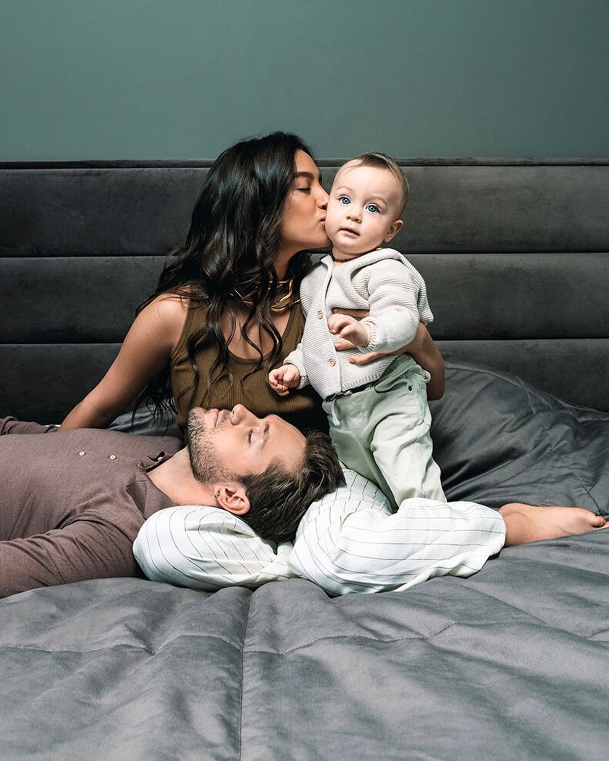 Год назад Влад Соколовский и Ангелина Суркова стали родителями. Все это время они держали сына вдалеке от общественности и только на его первый день рождения представили маленького Дэвида🤍⠀Главными открытиями этих перемен влюбленные поделились с HELLO! Читайте по ссылке в описании👉🏻 @hello__ru #hello_ru #hello_russia⠀📷: Анна Дмитриева