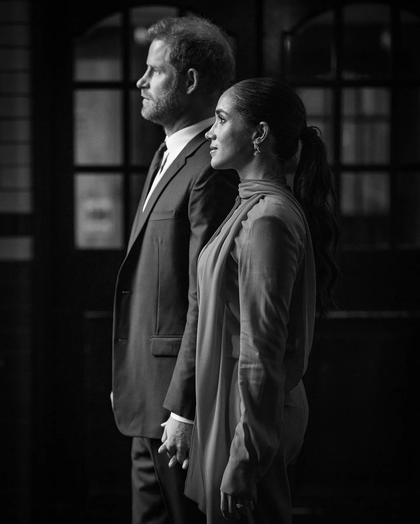 Принц Гарри и Меган Маркл представили новые портреты после того, как не попали на семейный снимок, который был опубликован два дня назад В противовес Карлу III, Камилле, Уильяму и Кейт, на фото Сассекские держатся за рукиПодробности по ссылке в описании👉🏻 @hello__ru #hello_ru #hello_russia