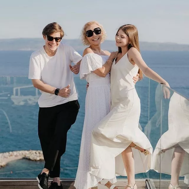 15-летняя дочь Марины Зудиной и Олега Табакова Мария поделилась фотографией с семейного отдыха вместе с мамой и братом Павлом в Хорватии. Какие счастливые! ☺️⠀@hello__ru #hello_ru #hello_russia