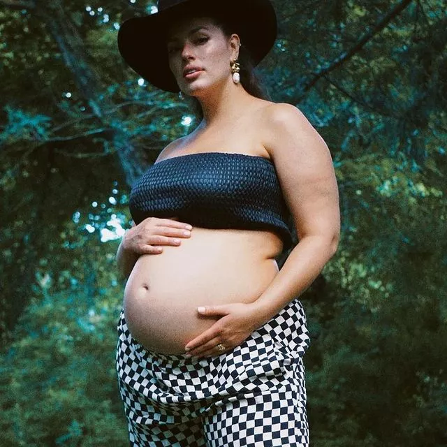 «У нас будет трое мальчиков»: Эшли Грэм рассказала, что станет многодетной мамой — оказывается, она ждет двойню ✨⠀Эшли поделилась видео, которое было снято в кабинете врача во время УЗИ. Модель и ее супруг Джастин Эрвин, у которых подрастает сын Айзек, сами увидели на экране двойню.@hello__ru #hello_ru #hello_russia