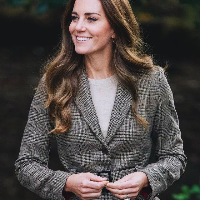 Кейт Миддлтон посетила Уиндермирский тренировочный спортивный центр и вместе с кадетами Королевских BBC занималась скалолазанием и каталась на горном велосипеде ⛰⠀@hello__ru #hello_ru #hello_russia