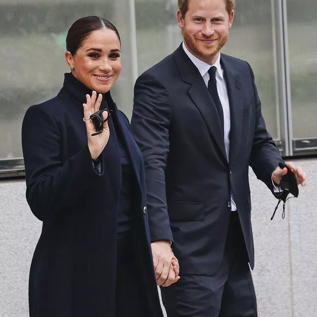 Гарри и Меган в Нью-Йорке 😍⠀Герцог и герцогиня Сассекские впервые вместе вышли в свет после рождения дочери Лилибет в июне.Подробности их визита читайте по ссылке в описании профиля👉🏻 @hello__ru #hello_ru #hello_russia