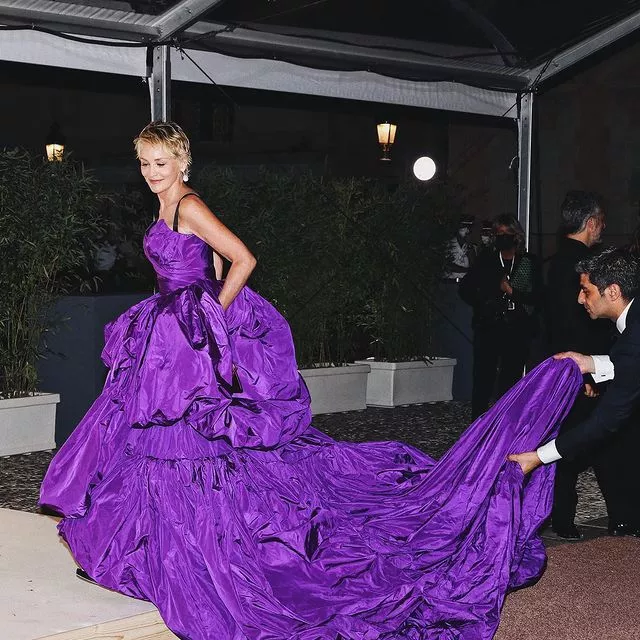 Шэрон Стоун, Орландо Блум и Гаспар Ульель на благотворительном вечере князя Альбера II 💜В этом году князь Монако встречал гостей в одиночестве, без княгини Шарлен. О том, как это было читайте по ссылке в описании👉🏻 @hello__ru #hello_ru #hello_russia