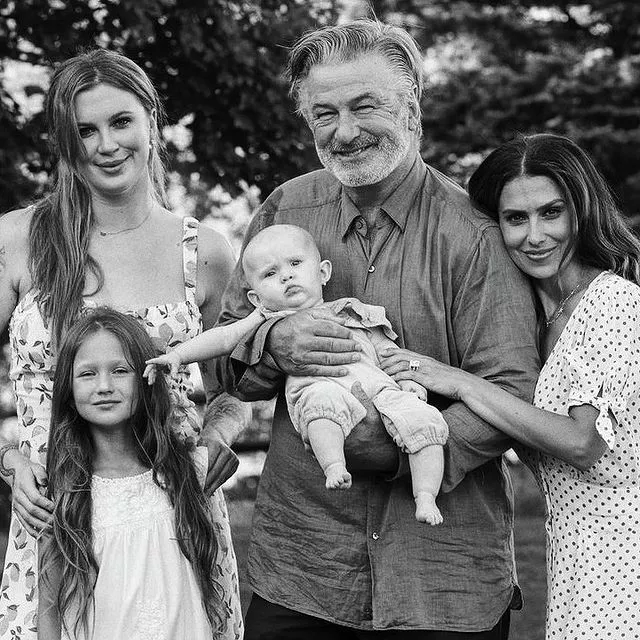 В выходные в США звёзды отмечали трогательный семейный праздник — День дочери 👩‍👧❤️Больше архивных кадров из семейных альбомов и трогательных поздравлений — по ссылке в описании 👉🏻@hello__ru #hello_ru #hello_russia