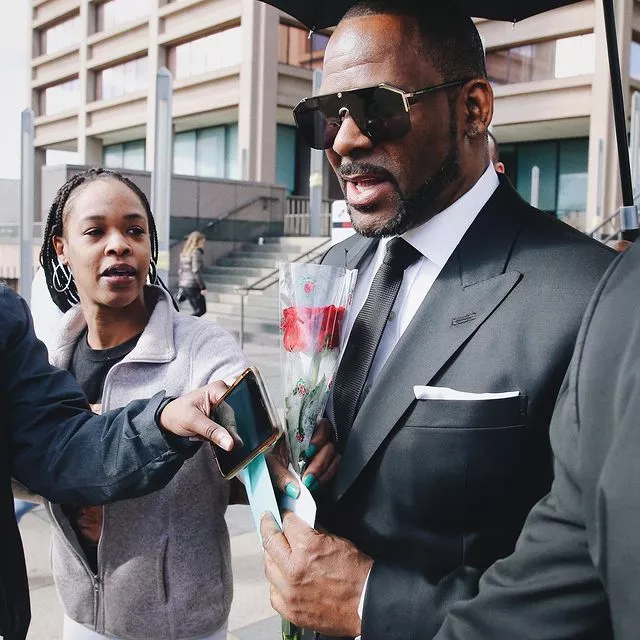 Певца R. Kelly признали виновным в торговле людьми 😱⠀Автор хита I Believe I Can Fly признан виновным в торговле женщинами и насилии над несовершеннолетними. Певцу грозит до 100 лет тюрьмы! Подробности — по ссылке в описании👉🏻 @hello__ru #hello_ru #hello_russia