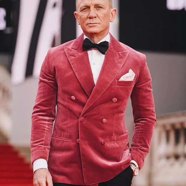 Агент 007 на премьере юбилейного 25-го фильма о Джеймсе Бонде «Не время умирать» в Лондоне 🇬🇧Больше фото с премьеры — по ссылке в описании👉🏻 @hello__ru #hello_ru #hello_russia