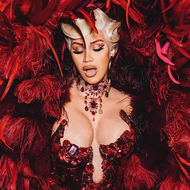 Гости открытия выставки кутюрных образов Thierry Mugler, в рамках которой легендарный дизайнер представил 150 нарядов и вещи из личного архива 💫⠀О том, как в столице Франции прошла презентация произведений знаменитого кутюрье читайте по ссылке в описании профиля👉🏻 @hello__ru #hello_ru #hello_russia