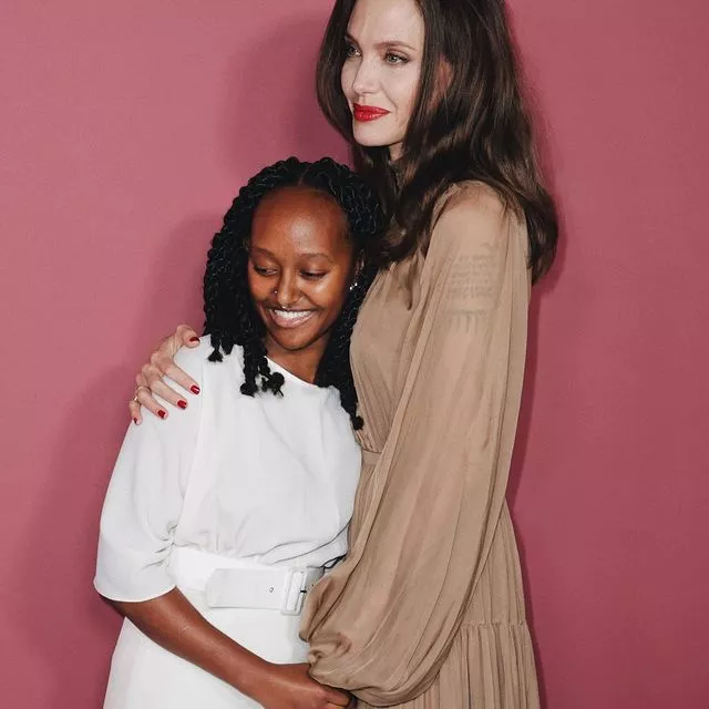 Анджелина Джоли с дочерью Захарой на благотворительной премии в Лос-Анджелесе 🤍Читайте подробности по ссылке в описании профиля 👉🏻@hello__ru #hello_ru #hello_russia