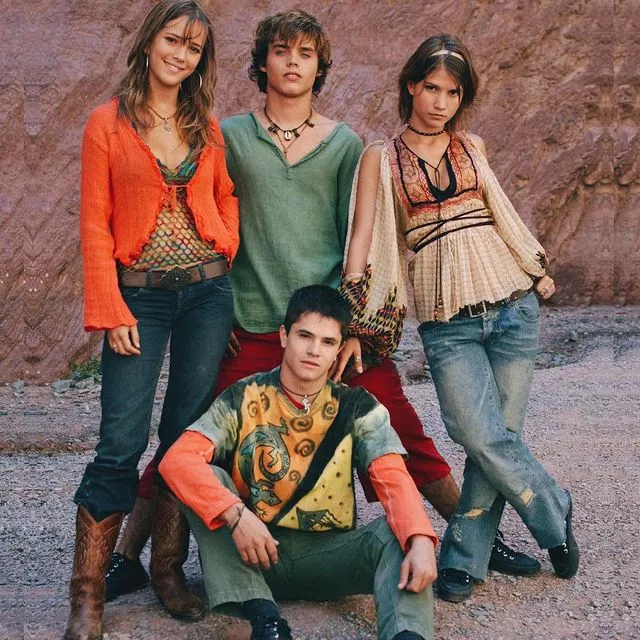 «Мятежный дух» 19 лет спустя: в 2002 на экраны вышел сериал о жизни подростков, живущих в интернате для детей очень богатых и влиятельных людей. Первая любовь, месть, интриги, музыка и недетские страсти принесли сериалу популярность во всем мире ✨Рассказываем, как сложилась жизнь любимых героев по ссылке в описании👉🏻@hello__ru #hello_ru #hello_russia