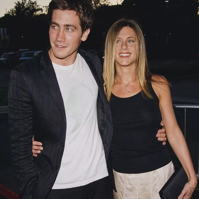 «Я был влюблен и это было мучением»: Джейк Джилленхол о постельных сценах с Дженнифер Энистон ❤️‍🩹Двадцать лет назад на экраны вышла драма «Хорошая девочка», главные роли в которой сыграли тогда уже звезда сериала «Друзья» и молодой актер. В новом интервью Джейк признался, что был тогда тайно влюблен в свою партнершу, которая старше его на 12 лет. Читайте подробности по ссылке в описании👉🏻 @hello__ru #hello_ru #hello_russia