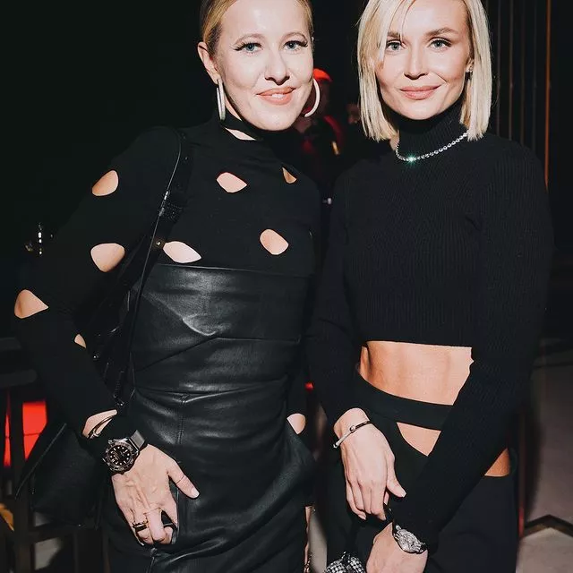 Вчера вечером в театре-кабаре Crave состоялась премьера первого в мире театрального шоу Екатерины Варнавы, сочетающего в себе элементы французского кабаре, живого вокала, стендапа и акробатических трюков 💃О том, как это было, читайте по ссылке в описании👉🏻 @hello__ru #hello_ru #hello_russia