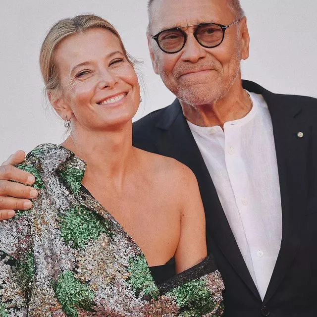 «Работать с ним легче, чем жить»: Юлия Высоцкая о детях и жизни с Андреем Кончаловским. В новом интервью актриса рассказала о семейной жизни с режиссером, для которого Юлия стала пятой официальной женой ✨⠀Читайте по ссылке в описании👉🏻 @hello__ru #hello_ru #hello_russia